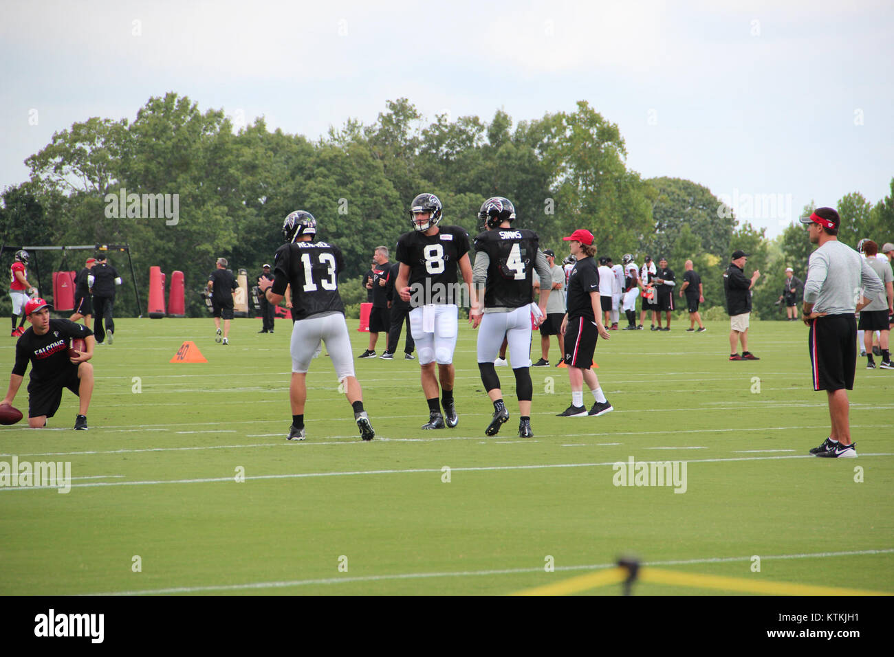 Dieses Foto zeigt die Quarterbacks im Trainingscamp der Atlanta Falcons im Juli 2016. Das Bild zeigt die Vorbereitung und Teamentwicklung in der NFL-Vorsaison. Stockfoto