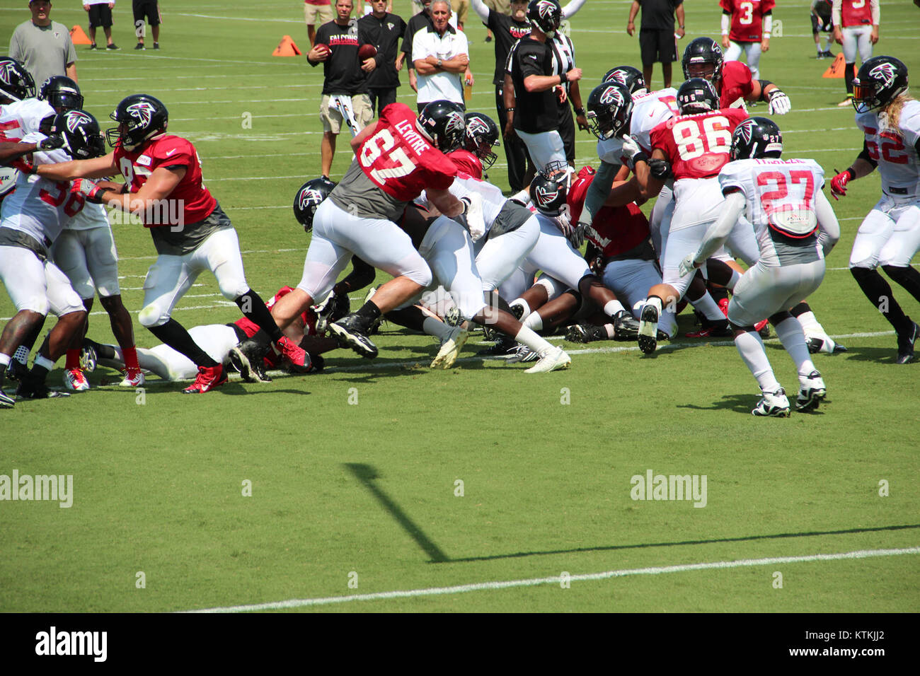 Die Atlanta Falcons hielten im Juli 2016 ein Trainingslager ab, bei dem Teamübungen und Übungsspiele gezeigt wurden. Die Veranstaltung war Teil der Vorbereitung auf die kommende NFL-Saison, in der die Spieler an Wettkampfsimulationen teilnahmen. Stockfoto