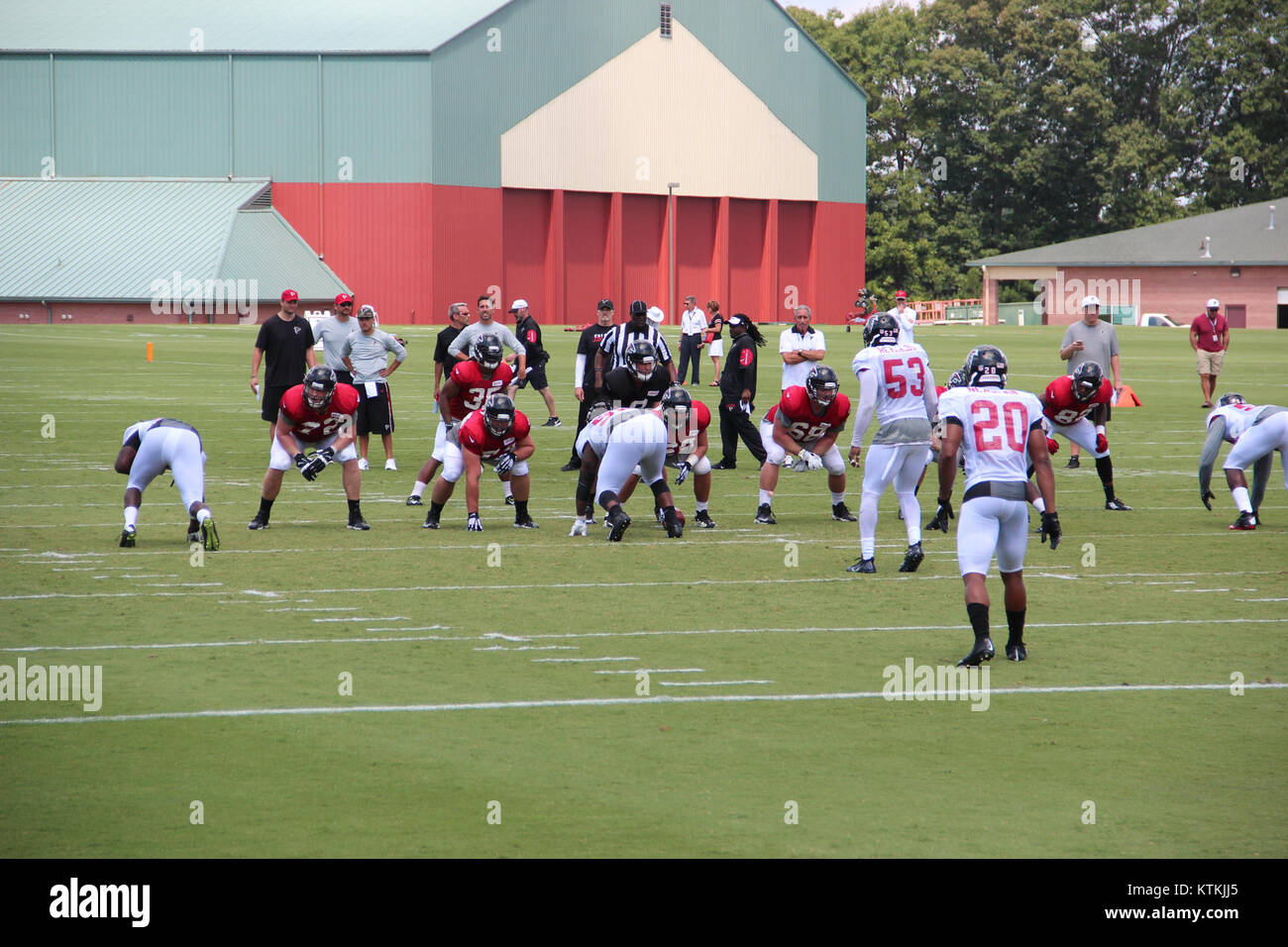 Die Atlanta Falcons Training Camp Scrimmage, die im Juli 2016 stattfand, ermöglichte es den Spielern, ihre Fähigkeiten vor der offiziellen Saison zu üben und zu verfeinern. Die Veranstaltung gab den Fans einen Einblick in die Vorbereitung und Leistung des Teams in einer kontrollierten Umgebung. Stockfoto