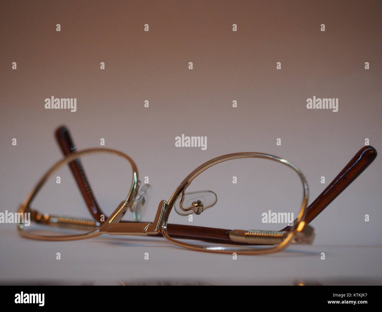 Eine optische goldbraune Brille ohne Linsen auf natürlichem Hintergrund. Stockfoto
