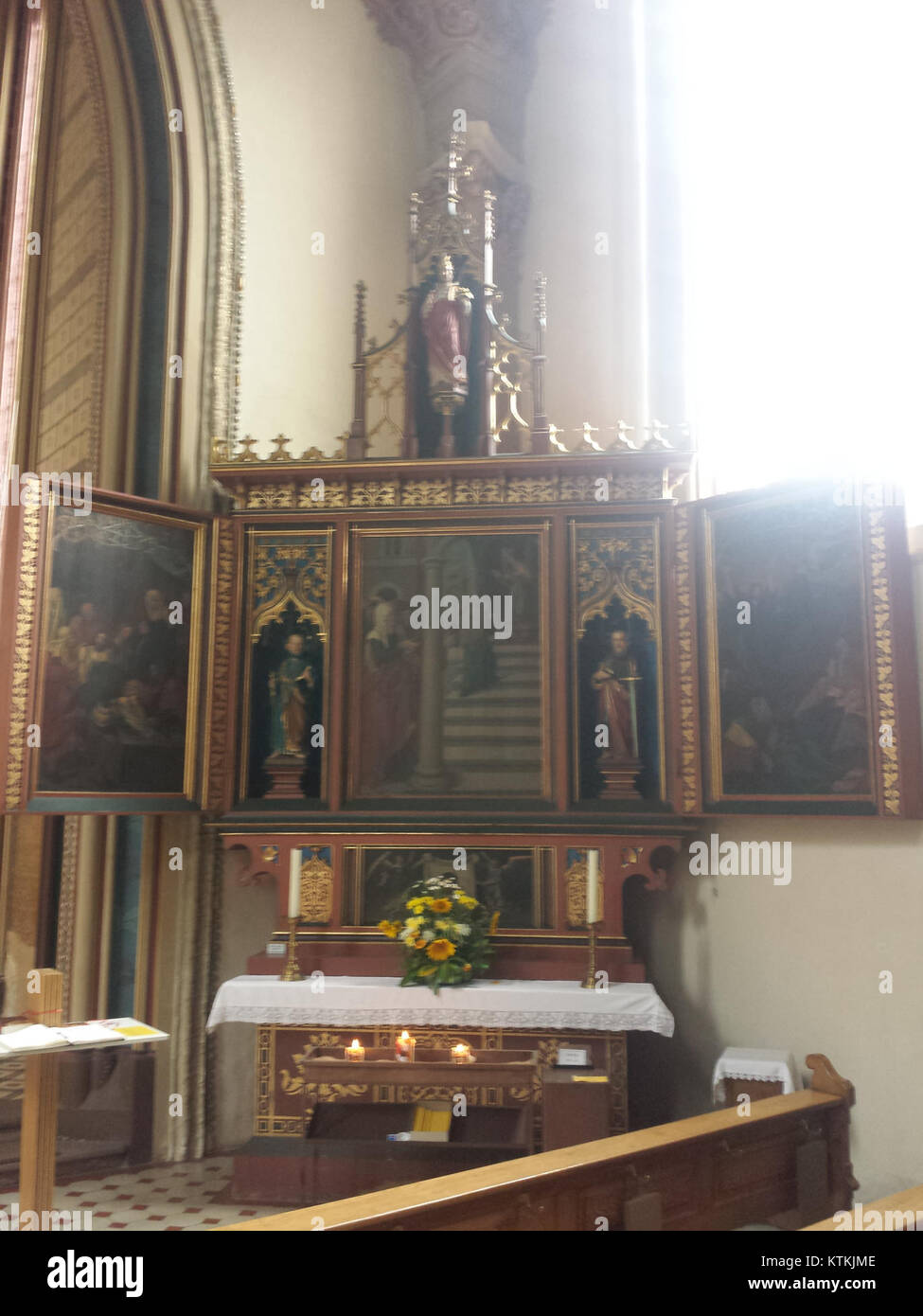 Das Bild zeigt den rechten Seitenaltar der Bergkirche Laudenbach, einer historischen Kirche in Deutschland. Der Altar ist ein wichtiger Teil des religiösen und architektonischen Erbes der Kirche. Stockfoto