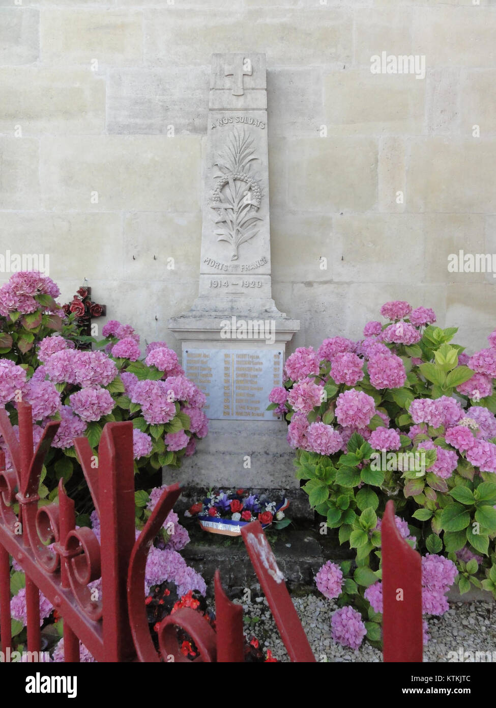Ein Foto des „Monument aux Morts Fleuri“ in Behonne, Maas, Frankreich, mit Blumen geschmückt, um gefallene Soldaten zu ehren. Stockfoto
