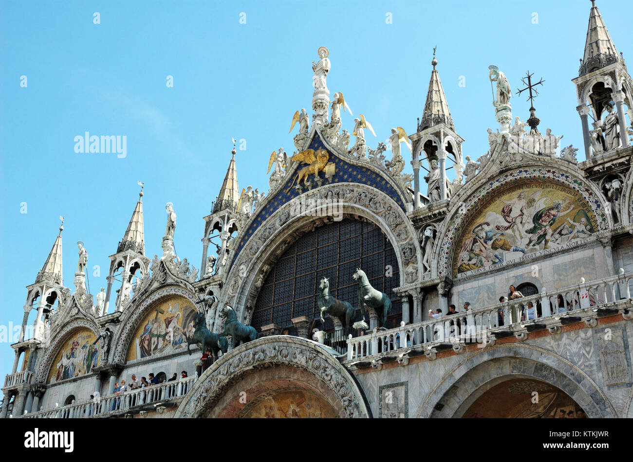 Die Basilika di San Marco in Venedig, Italien, ist eine berühmte Kathedrale, die für ihre komplexen Mosaiken, Architektur und historische Bedeutung als wichtige religiöse Stätte bekannt ist. Stockfoto