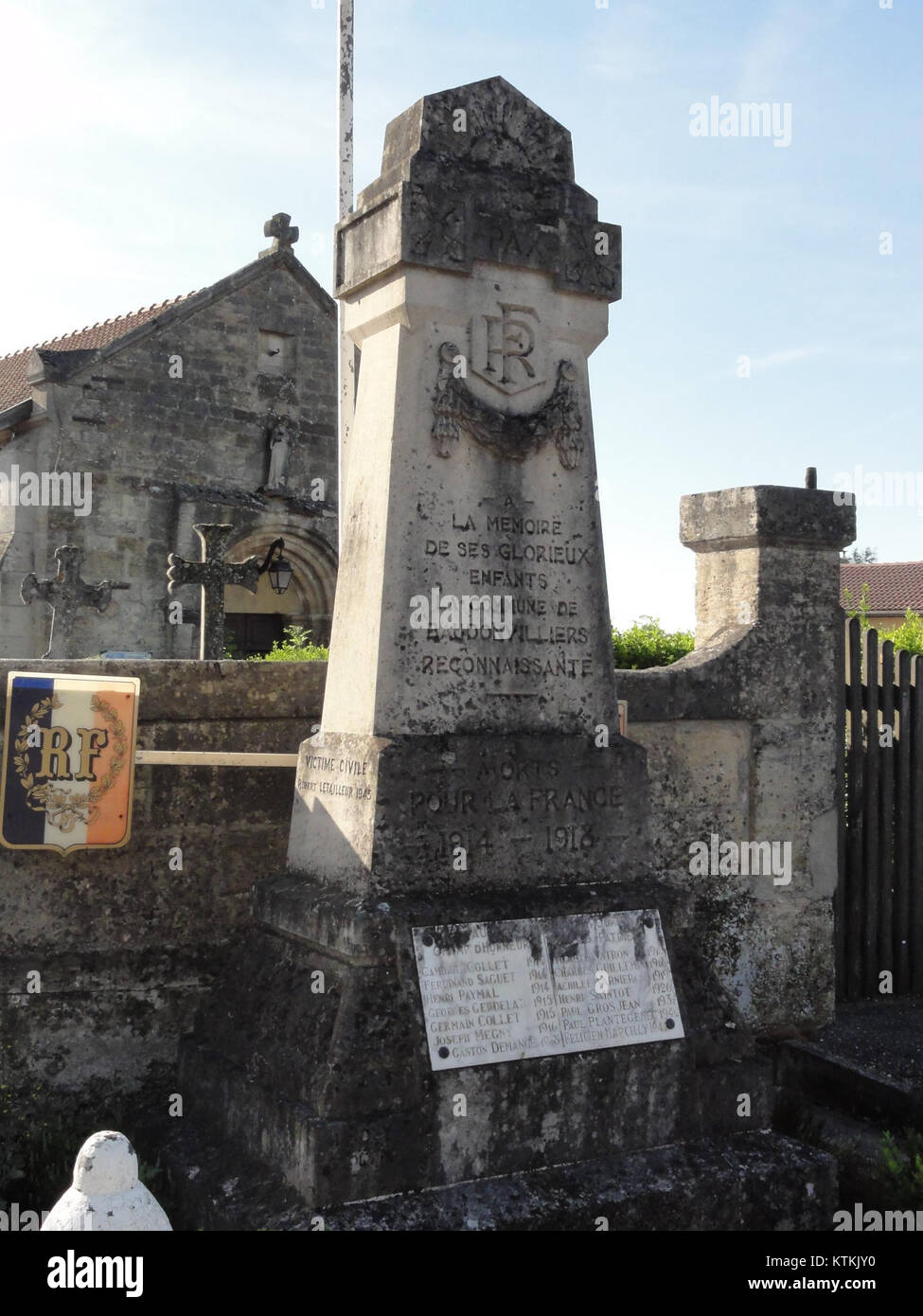 Das Monument aux morts in Baudonvilliers, Maas, Frankreich, erinnert an die Todesopfer des Ersten Weltkriegs. Dieses Denkmal ist ein bedeutender Ort der Erinnerung und ehrt die Soldaten, die für ihr Land kämpften und starben. Es ist ein Symbol für Opfer und Patriotismus für die lokale Gemeinde und Besucher der Region. Stockfoto