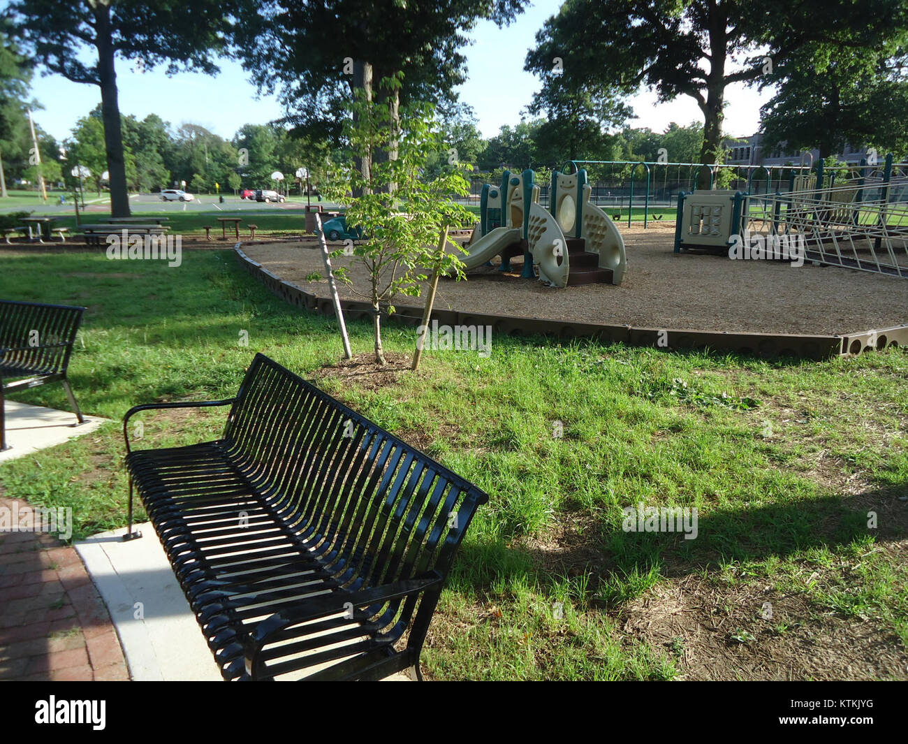 Bänke und Spielgeräte für Kinder am Denkmal Feld in Summit, New Jersey Stockfoto