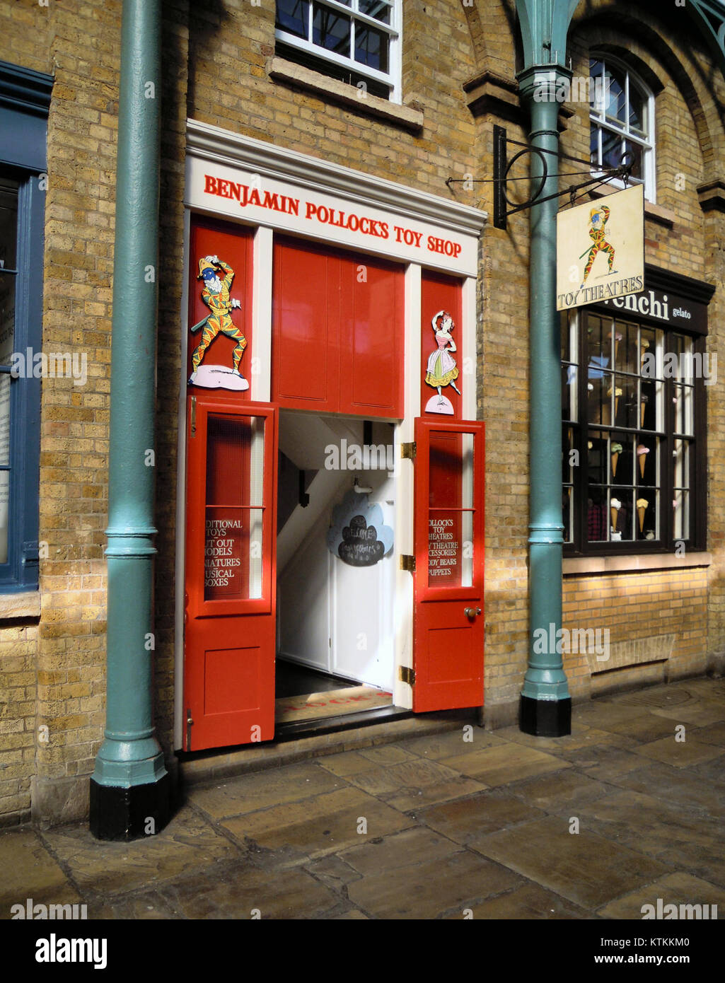 Benjamin Pollock's Toy Shop ist ein bekannter historischer Spielwarenladen in London, der für seine traditionelle Handwerkskunst und sein ikonisches Äußeres bekannt ist. Das Geschäft ist nach wie vor ein wichtiges kulturelles und kommerzielles Wahrzeichen. Stockfoto