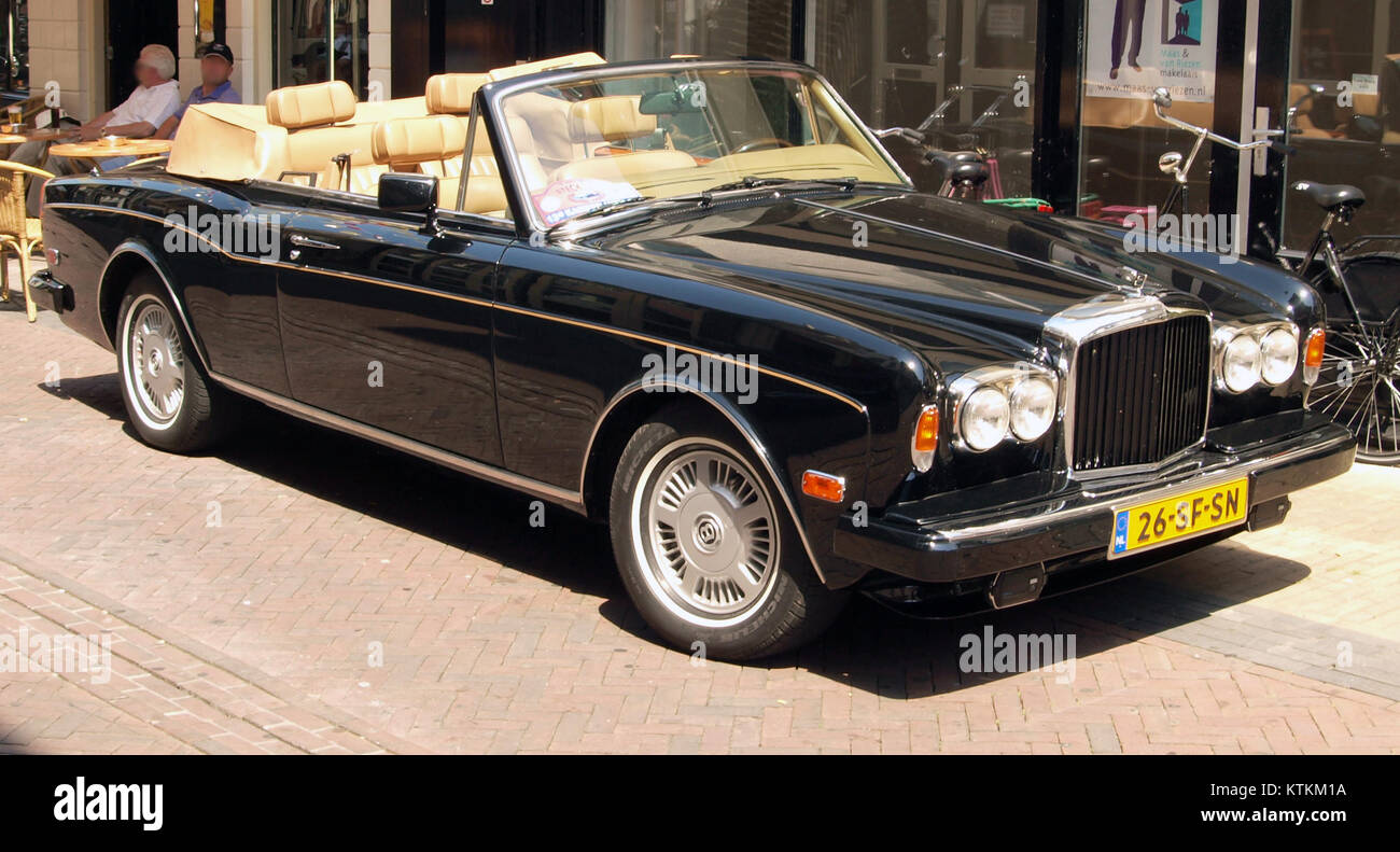 Der 1988 Bentley Continental ist ein Luxusautos, das für sein elegantes Design, seine starke Leistung und seine prestigeträchtige Markentradition bekannt ist. Stockfoto