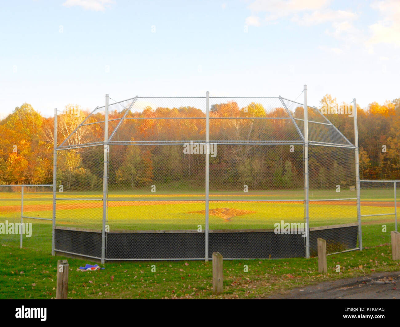 Der Backstop in Inkerman, Pennsylvania, ist ein bemerkenswertes Merkmal der lokalen Landschaft. Wahrscheinlich bezieht sich die Rückhaltestelle auf eine historische oder geografische Stätte und könnte mit einem Sportplatz, einer historischen Stätte oder einem geografischen Wahrzeichen in Verbindung gebracht werden. Stockfoto