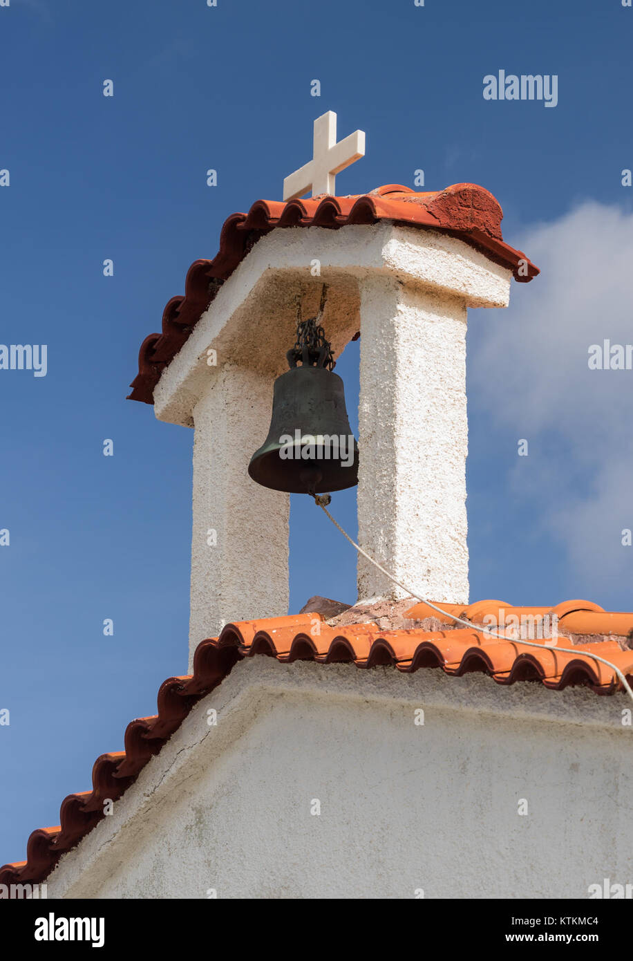 Der Glockengiebel einer Kirche in Trachili, Euböa, Griechenland, ist ein bemerkenswertes architektonisches Merkmal der Region. Diese Struktur unterstreicht das traditionelle griechische Design und seine Rolle im lokalen religiösen Leben. Stockfoto Der Glockengiebel einer Kirche in Trachili, Euböa, Griechenland, ist ein bemerkenswertes architektonisches Merkmal der Region. Diese Struktur unterstreicht das traditionelle griechische Design und seine Rolle im lokalen religiösen Leben. Stockfoto