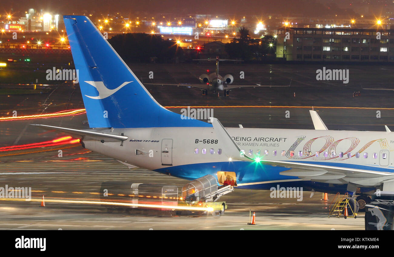 B 5688 ist ein Boeing 737-85C-Flugzeug, das von Xiamen Air betrieben wird und eine spezielle Lackierung zur Erinnerung an die 100. Boeing-Flugzeuglieferung der Fluggesellschaft besitzt. Das Luftfahrzeug hat die Zulassungsnummer B-5688 und war auf verschiedenen nationalen und internationalen Flügen tätig. Stockfoto
