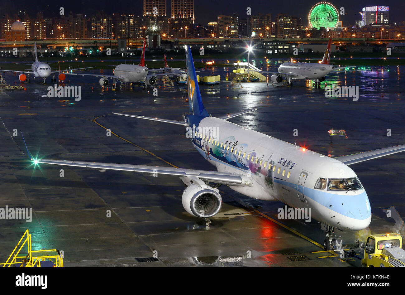 Foto des Flugzeugs mit der Registrierungsnummer B-16829, einer Boeing 737-800, die von China Eastern Airlines betrieben wird, an einem Flughafen aufgenommen wurde. Stockfoto