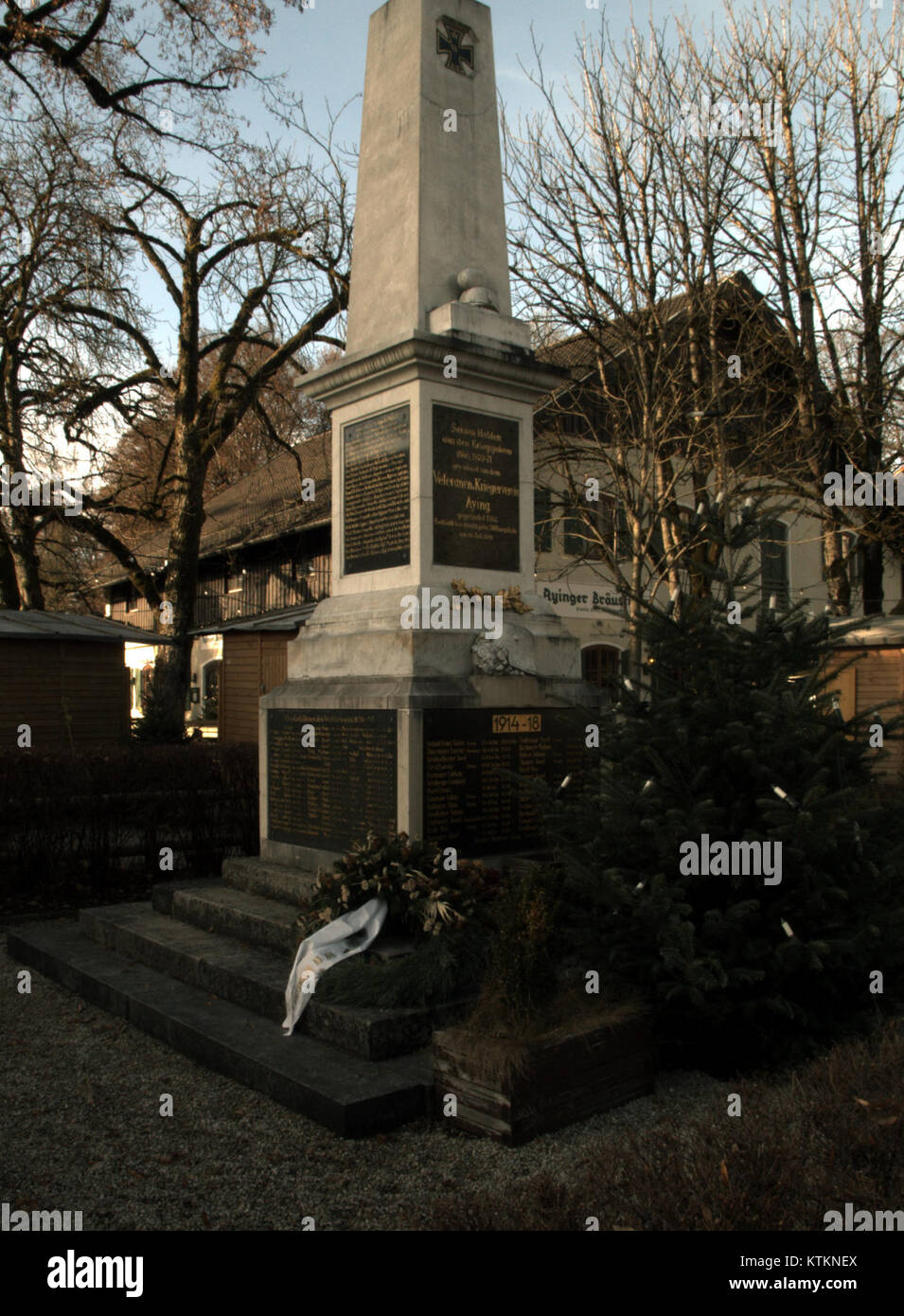 Ein Bild mit dem Titel „Aying Kriegerdenkmal 01“, das das Aying war Memorial darstellt, ein Denkmal, das den gefallenen Soldaten aus Aying, Deutschland, gewidmet ist und deren Opfer während des Krieges ehrt. Stockfoto