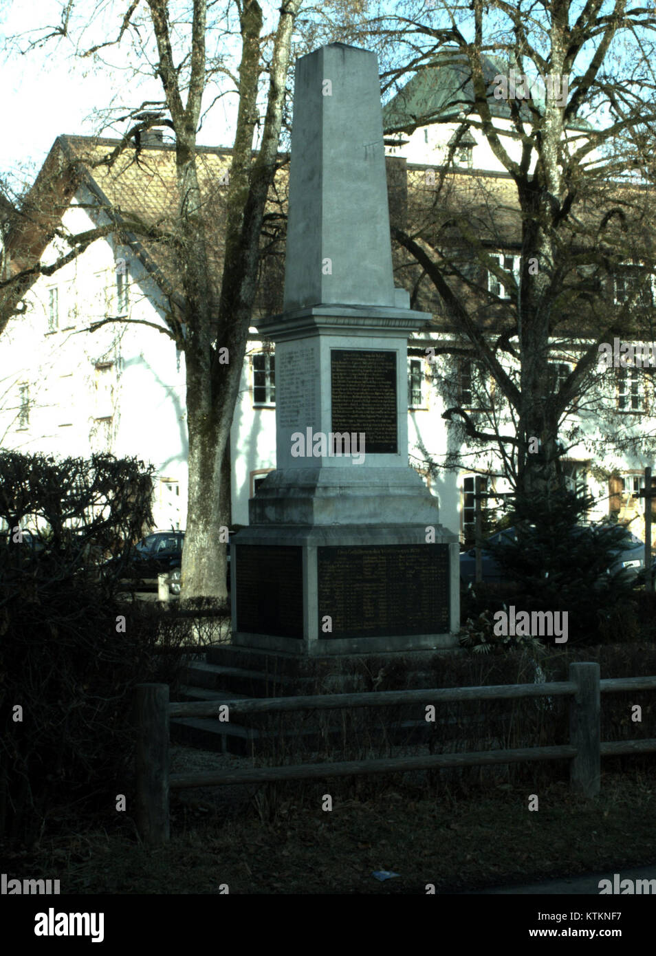 Das Aying Kriegerdenkmal ist ein Kriegsdenkmal in Aying. Es ehrt gefallene Soldaten und dient als Erinnerung an die Geschichte der Region und als Gedenken an diejenigen, die in Kriegen gekämpft haben. Stockfoto