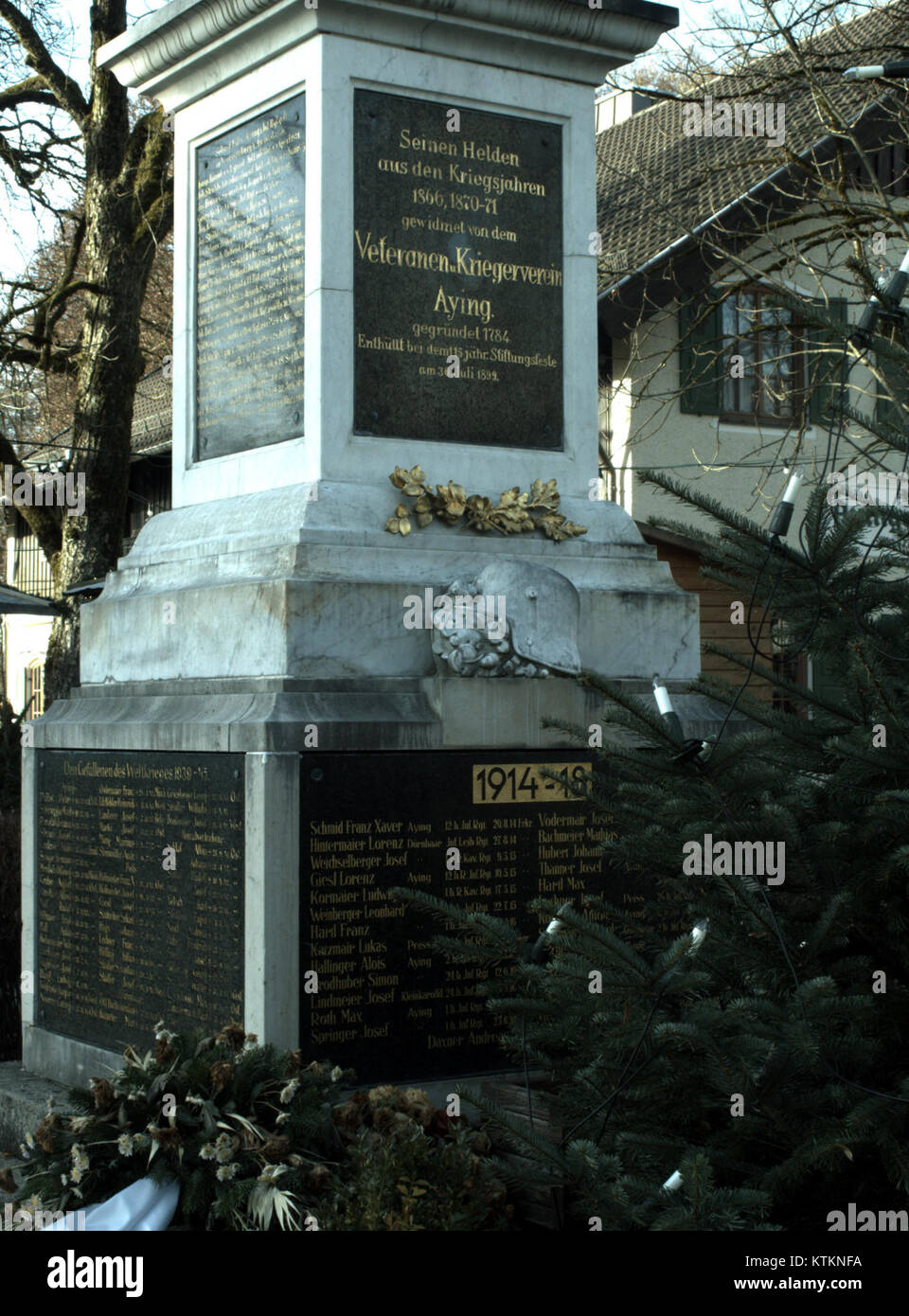 Das Aying Kriegerdenkmal ist ein Kriegsdenkmal in der Stadt Aying, Deutschland, das Soldaten ehrt, die in Kriegszeiten gedient haben. Das Denkmal ist ein historisches Denkmal, das der Erinnerung an diejenigen gewidmet ist, die während des Krieges Opfer gebracht haben. Stockfoto