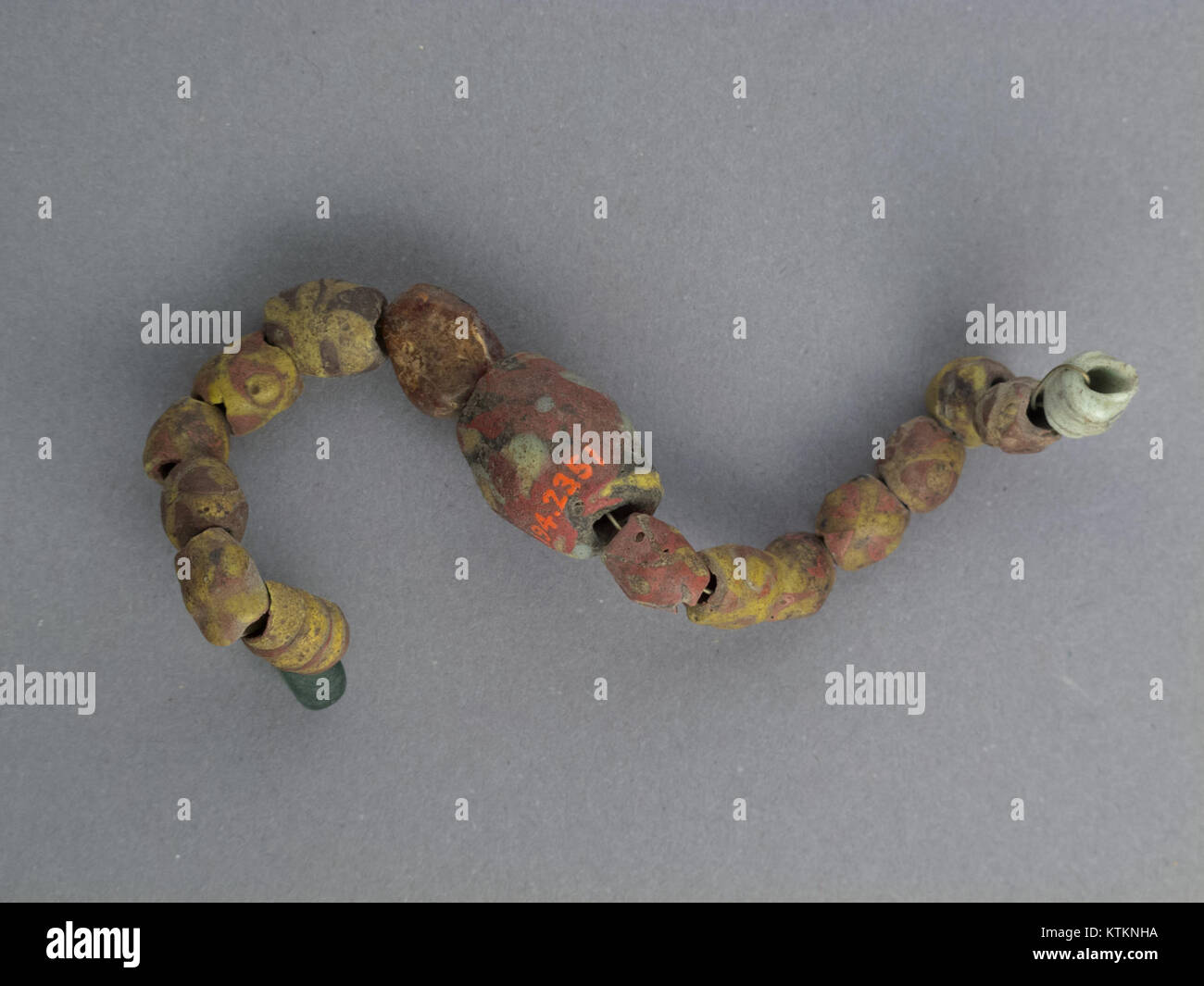 Das Bild zeigt eine Sammlung von Perlen, katalogisiert als MET LC 17 194 2351. Diese Perlen sind Teil der Sammlung des Museums und zeigen verschiedene Materialien und Designs, die im Laufe der Geschichte als Verzierung und kulturelle Bedeutung verwendet wurden. Stockfoto