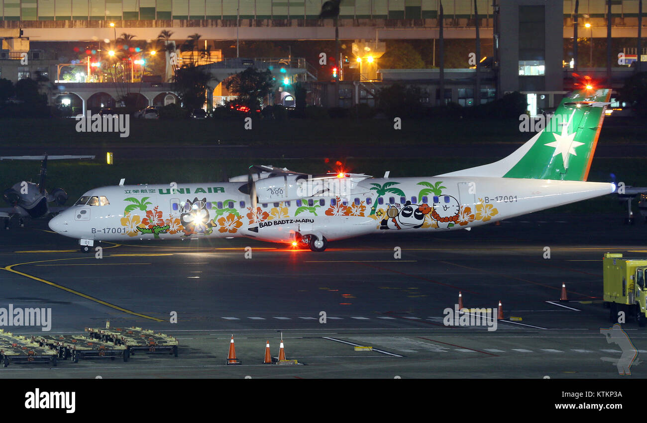 B 17001 ist ein historisches Flugzeugmodell, das für sein Design und seine Verwendung in der Luftfahrtgeschichte bekannt ist und über besondere Merkmale verfügt, die zur Luftfahrttechnologie seiner Ära beigetragen haben. Stockfoto