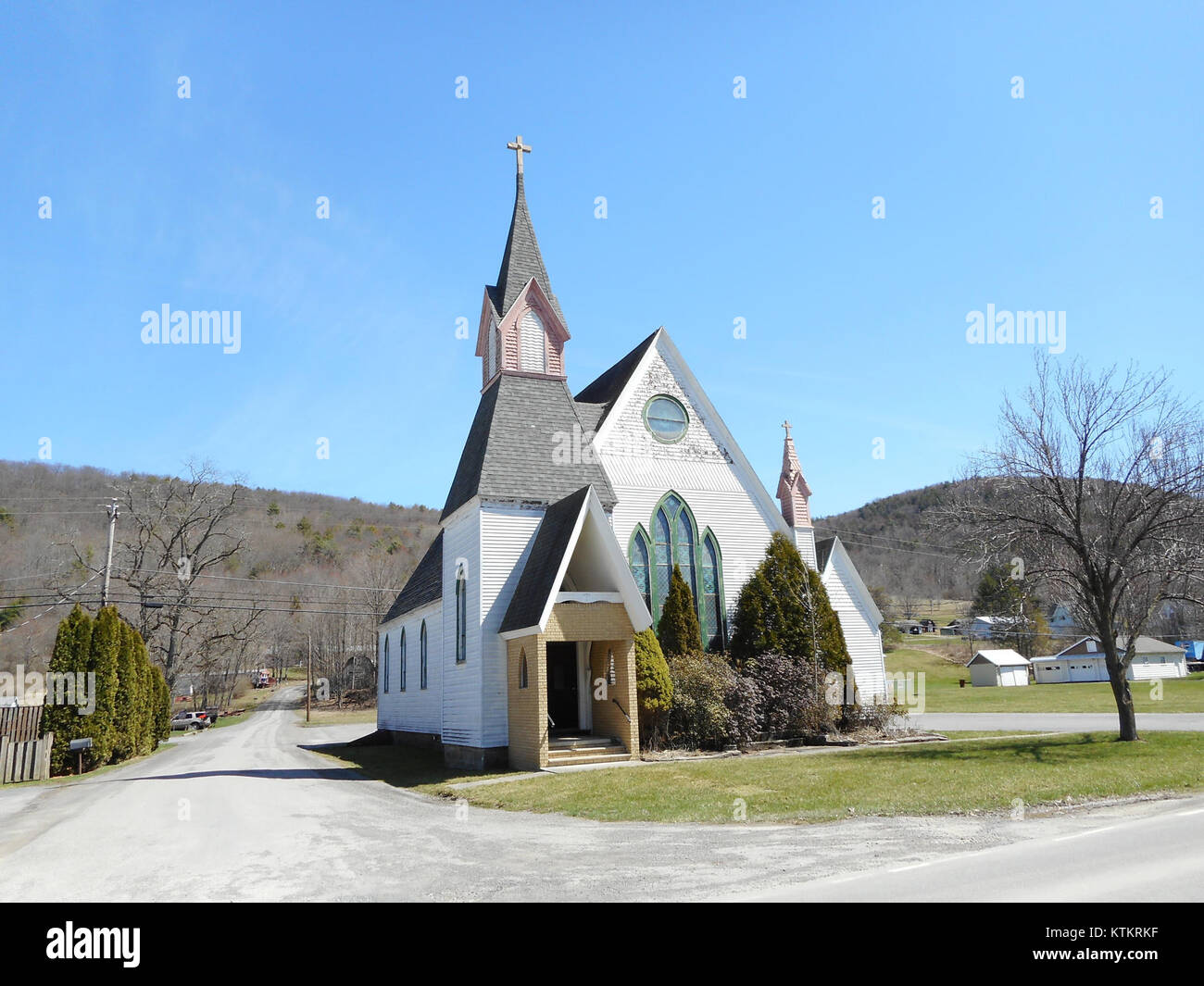 Bentley Creek ist ein Ort in Pennsylvania, USA, mit einer verlassenen Kirche. Die Kirche, die nicht mehr in Gebrauch ist, hat ein verwittertes Aussehen, das den Lauf der Zeit widerspiegelt und den historischen und kulturellen Hintergrund der Gegend repräsentiert. Stockfoto