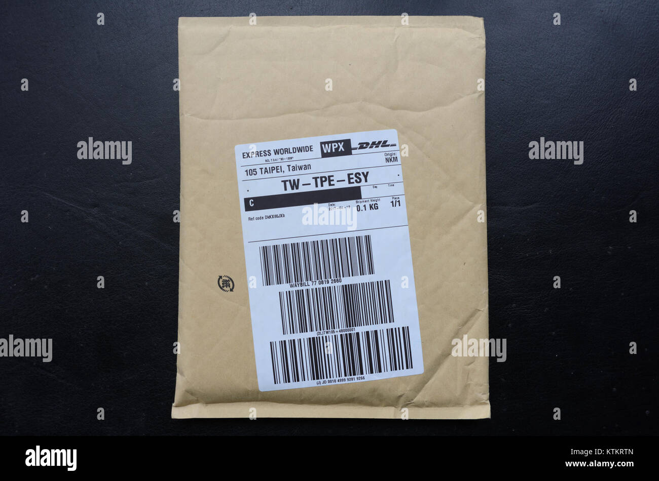 Ein Paket der Größe B5, das am 14. April 2017 von Amazon Japan nach Taiwan versandt wurde. Das Paket spiegelt internationale Dienstleistungen im elektronischen Handel und in der Logistik wider, die Japan und Taiwan verbinden. Stockfoto