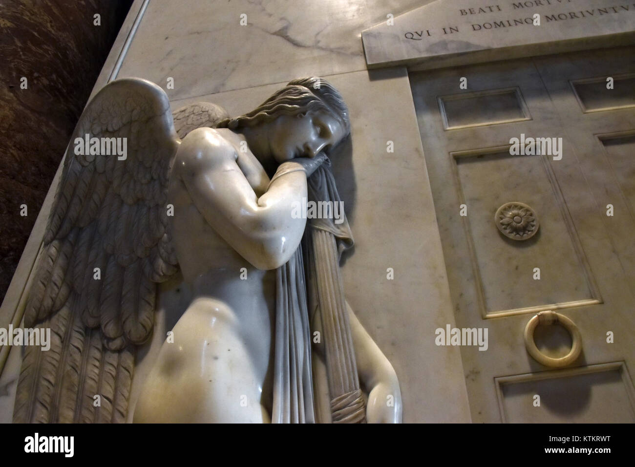 Die Basilique Saint-Pierre in der Vatikanstadt ist eine ikonische Renaissance-Kirche, die für ihre architektonische Pracht und religiöse Bedeutung berühmt ist. Stockfoto