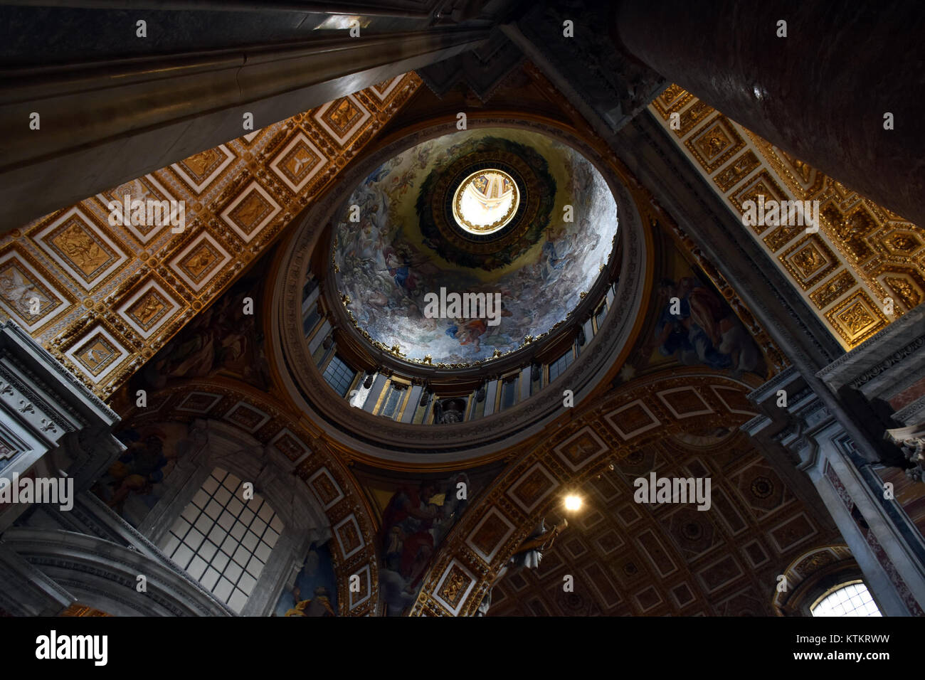 Die Basilika Saint Pierre bezieht sich auf den Petersdom in der Vatikanstadt, eine der berühmtesten und bedeutendsten religiösen Stätten der Welt. Es ist bekannt für seine Architektur, Kunst und historische Bedeutung innerhalb der katholischen Kirche und des Christentums. Stockfoto