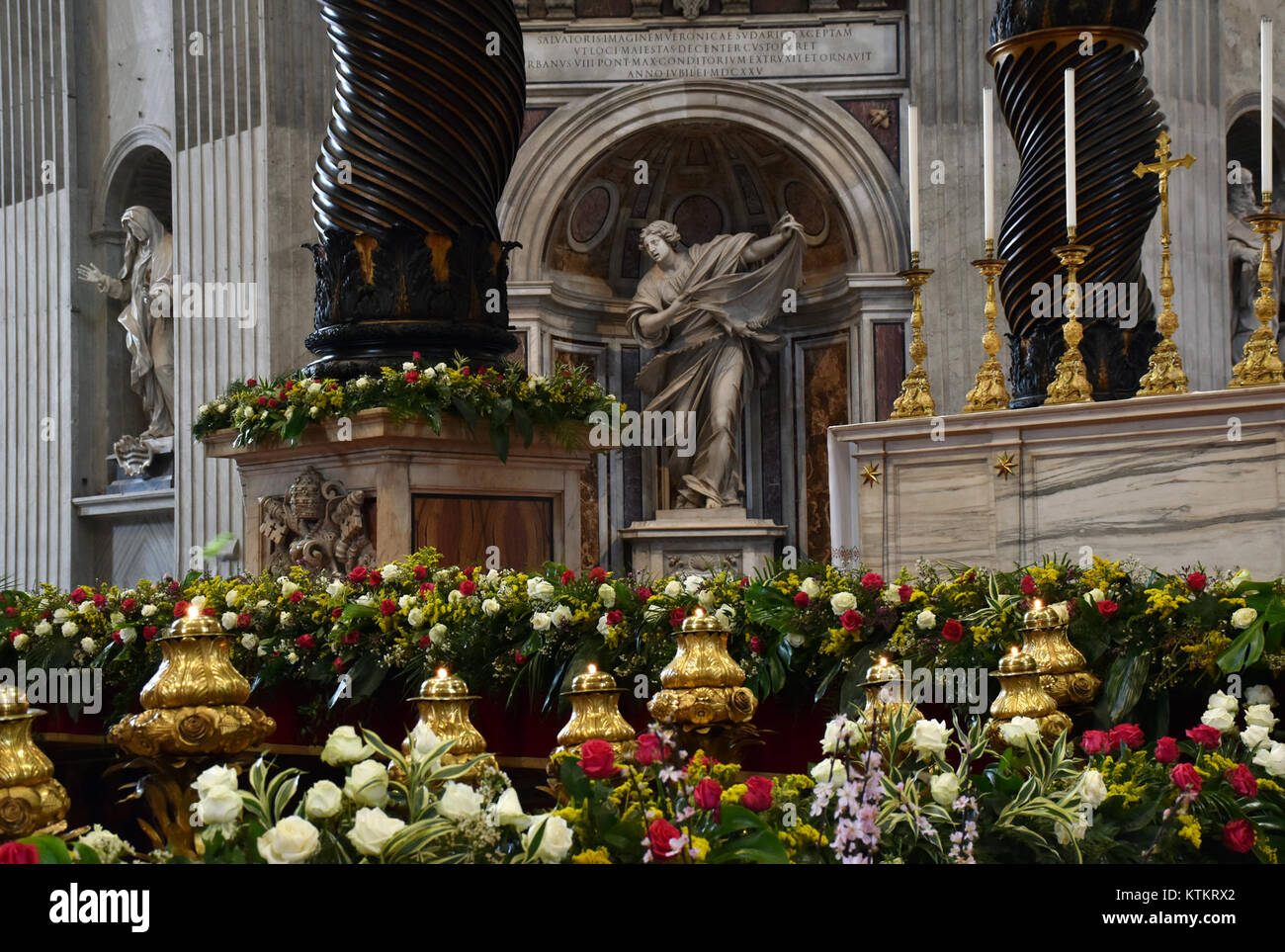Die Basilika St. Peter in Vatikanstadt ist eine berühmte religiöse und architektonische Stätte, berühmt für ihre Renaissance- und Barockdesigns. Die Basilika dient als wichtiger Wallfahrtsort und beherbergt bedeutende religiöse Reliquien und Kunstwerke, darunter Werke von Michelangelo und Bernini. Stockfoto