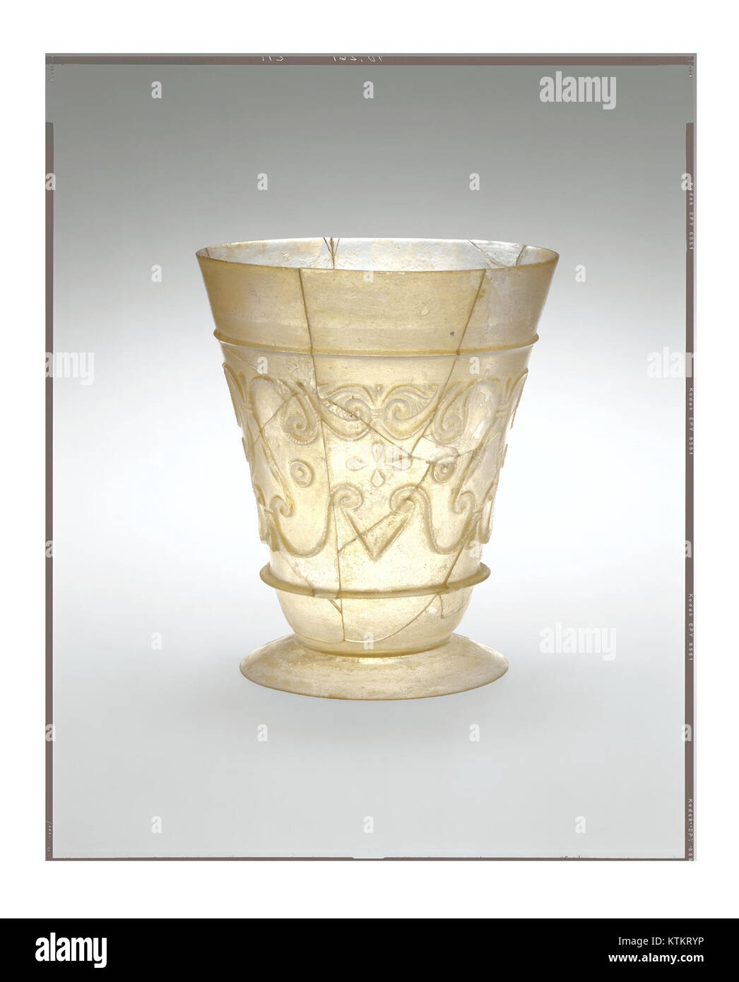 Dieser Becher, Teil der MET-Kollektion, ist mit Reliefschnitten dekoriert und zeigt künstlerische Handwerkskunst einer alten Zivilisation. Sie bietet einen Einblick in die kulturellen und künstlerischen Praktiken, die bei der Herstellung von funktioneller und dekorativer Keramik verwendet werden. Stockfoto