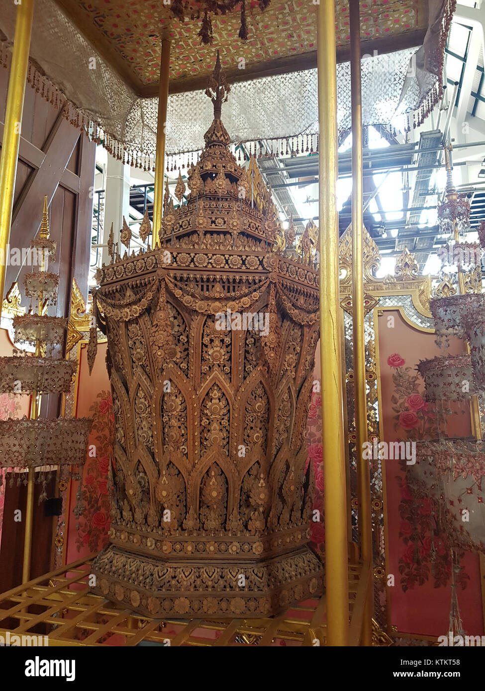 Das Bangkok National Museum, das auf diesem Bild vom 22. April 2017 gezeigt wird, zeigt thailändische Kunst und kulturelle Artefakte. Sie ist eine wichtige Institution zur Erhaltung und Präsentation des kulturellen Erbes und der Geschichte Thailands. Stockfoto