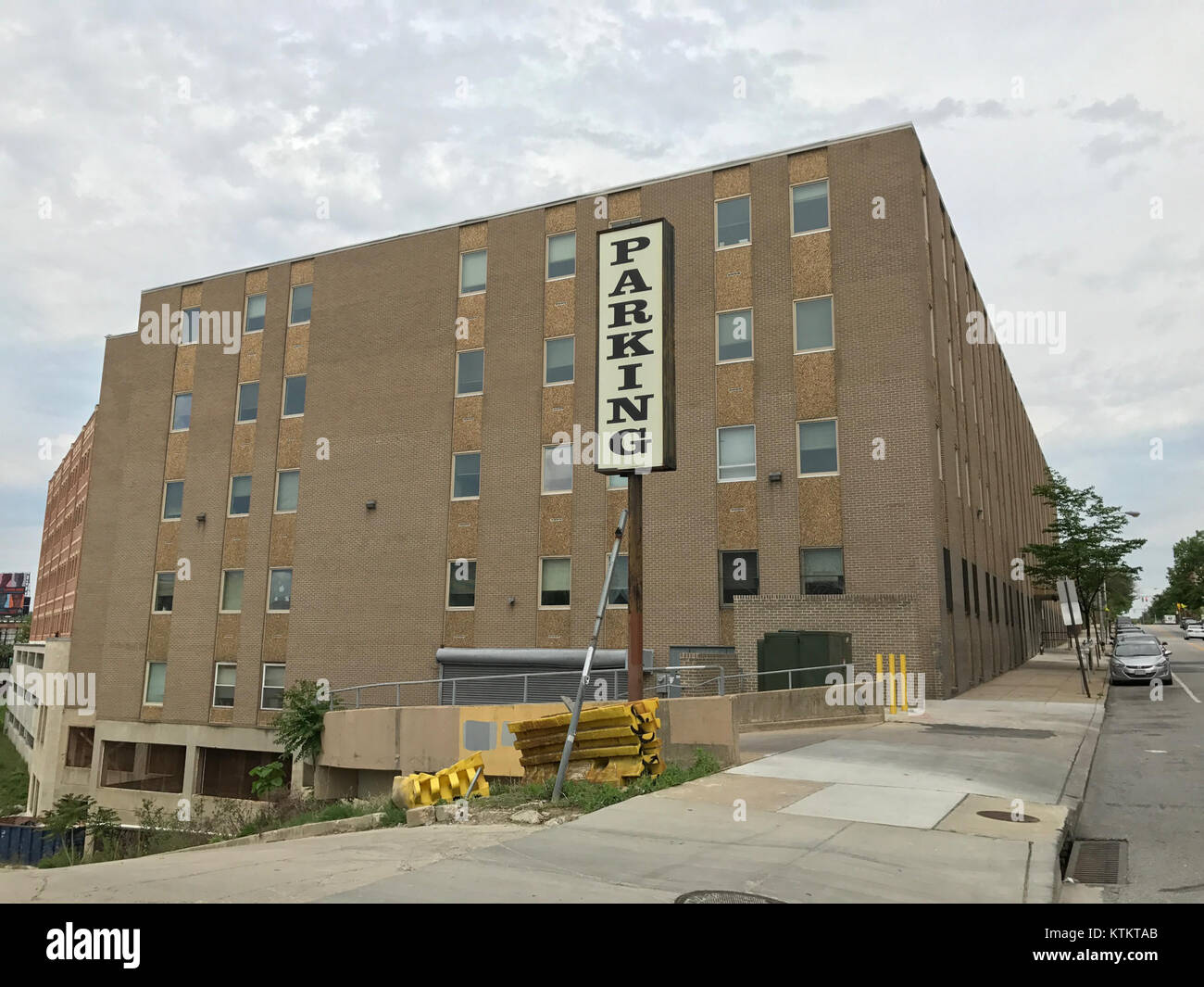 Das Baltimore City Department of Social Services befindet sich an der 1510 Guilford Avenue und bietet wichtige soziale Dienste für die Gemeinde. Dieses Bild spiegelt die Rolle des Gebäudes bei der Unterstützung der Anwohner wider. Stockfoto