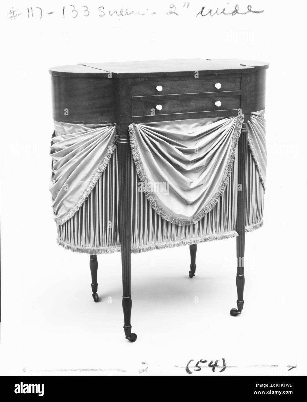 Ein Astragal-Tisch aus dem Metropolitan Museum of Art, der sein Design und seine Handwerkskunst aus dem späten 18. Jahrhundert zeigt. Stockfoto