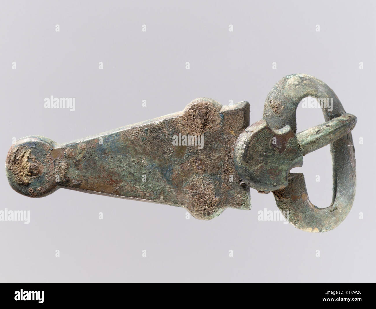 Eine historische Gürtelschnalle, die in zwei Teile unterteilt ist, befindet sich in der Sammlung des Metropolitan Museum of Art und zeigt komplizierte Designarbeiten und Handwerkskunst aus der Zeit, die es repräsentiert. Stockfoto