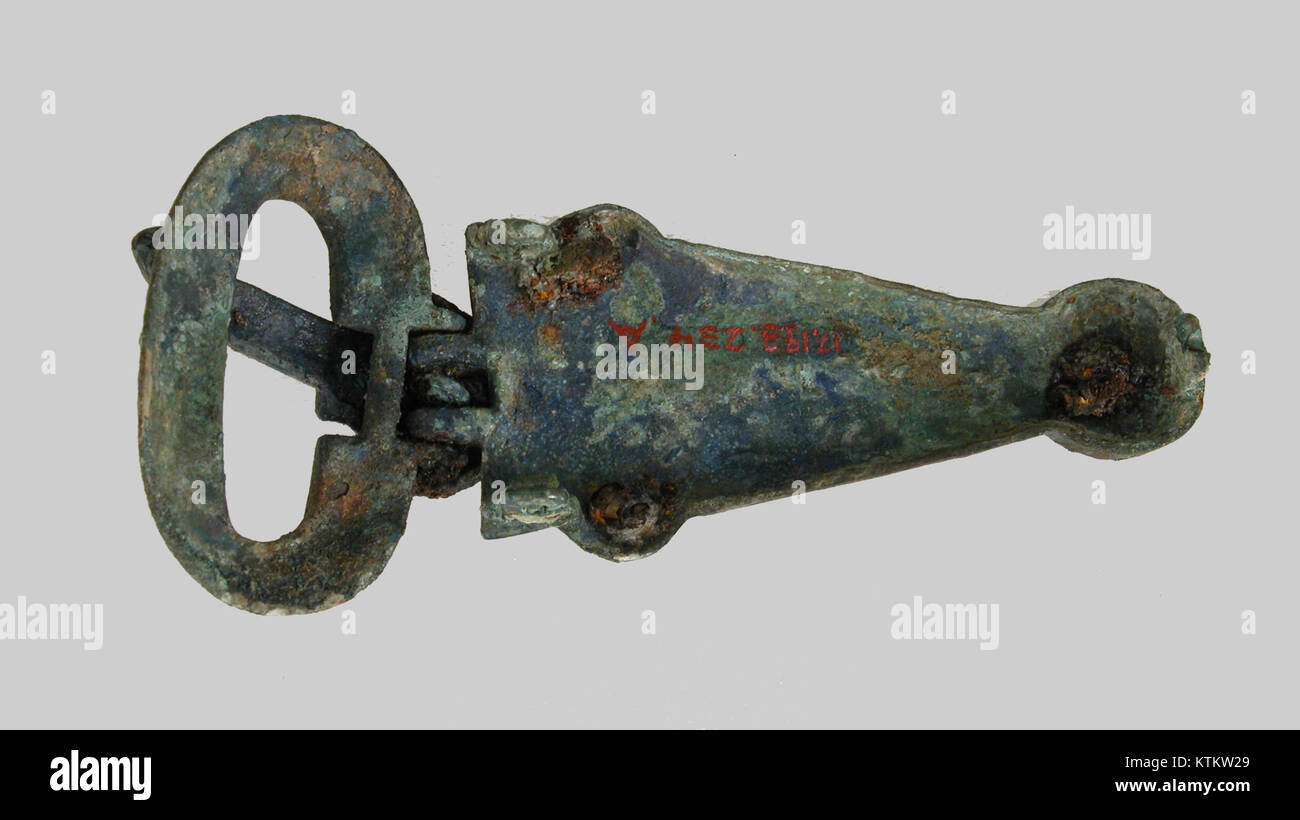 Diese Gürtelschnalle aus der Sammlung des Metropolitan Museum of Art ist zweiteilig gestaltet. Es repräsentiert eine Mischung aus Kunstfertigkeit und funktionalem Design und spiegelt oft die Kultur oder Ära wider, in der es hergestellt wurde. Stockfoto