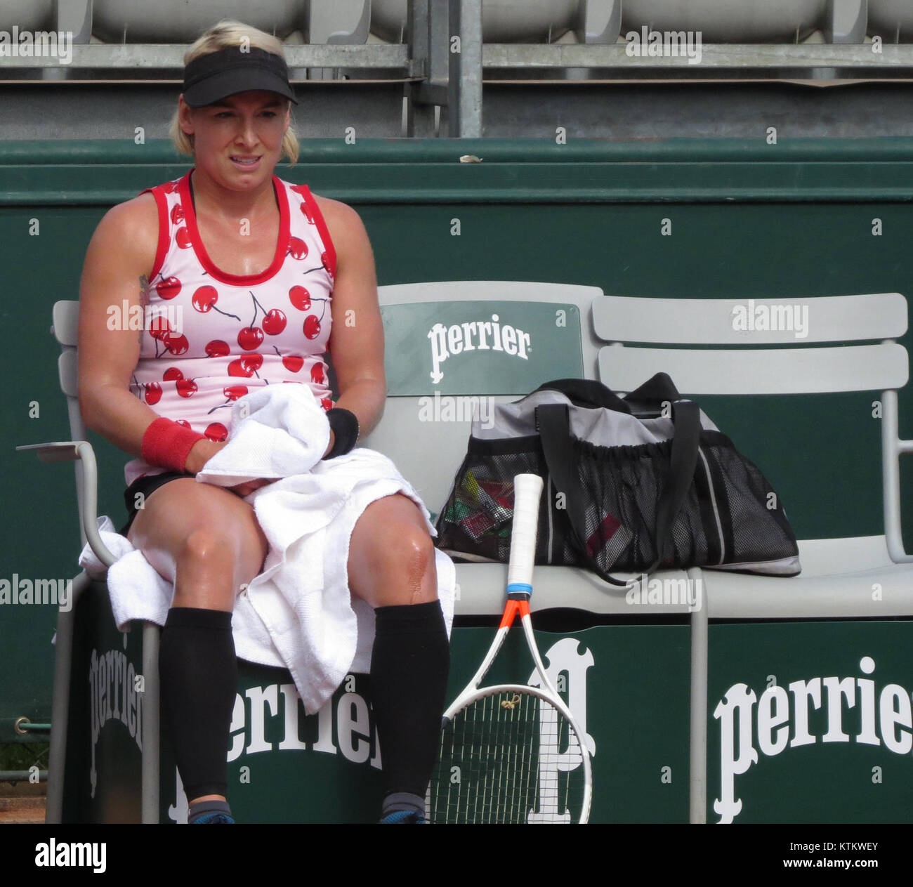 Bethanie Mattek-Sands, eine US-amerikanische Tennisspielerin, nimmt 2017 an den Qualifikationsrunden von Roland Garros Teil. Sie ist bekannt für ihr mächtiges Spiel und spielt Doppel- und Singles auf der professionellen Rennstrecke. Stockfoto