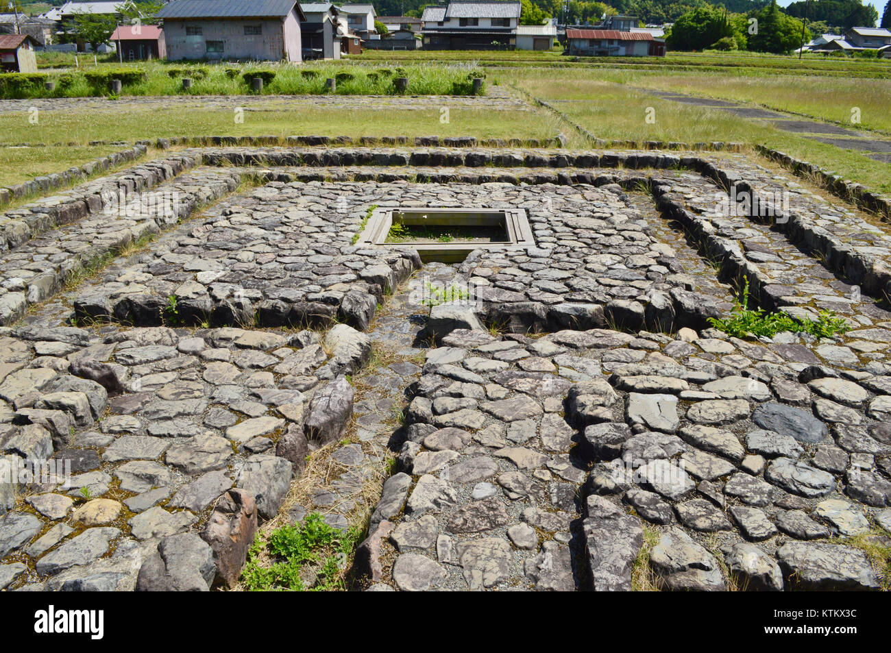 Die Ruinen des Asuka-Palastes in Japan sind die Überreste eines Palastes aus dem 7. Jahrhundert, der während der Asuka-Zeit einst die Residenz der kaiserlichen Familie war. Die Stätte hat einen bedeutenden archäologischen Wert und bietet Einblick in Japans frühe politische und kulturelle Geschichte. Der Palast war ein Schlüsselzentrum der Macht und Verwaltung während dieser Periode der japanischen Geschichte. Stockfoto