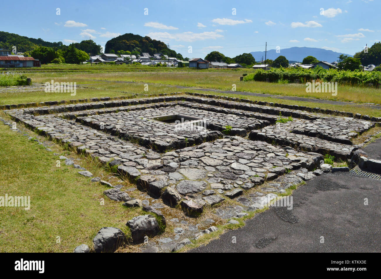 Die Ruinen des Asuka-Palastes in Japan, die auf das 7. Jahrhundert zurückgehen, bieten archäologische Einblicke in die frühe japanische kaiserliche Geschichte mit Zeugnissen der kulturellen und politischen Bedeutung der Ido-Zeit. Stockfoto