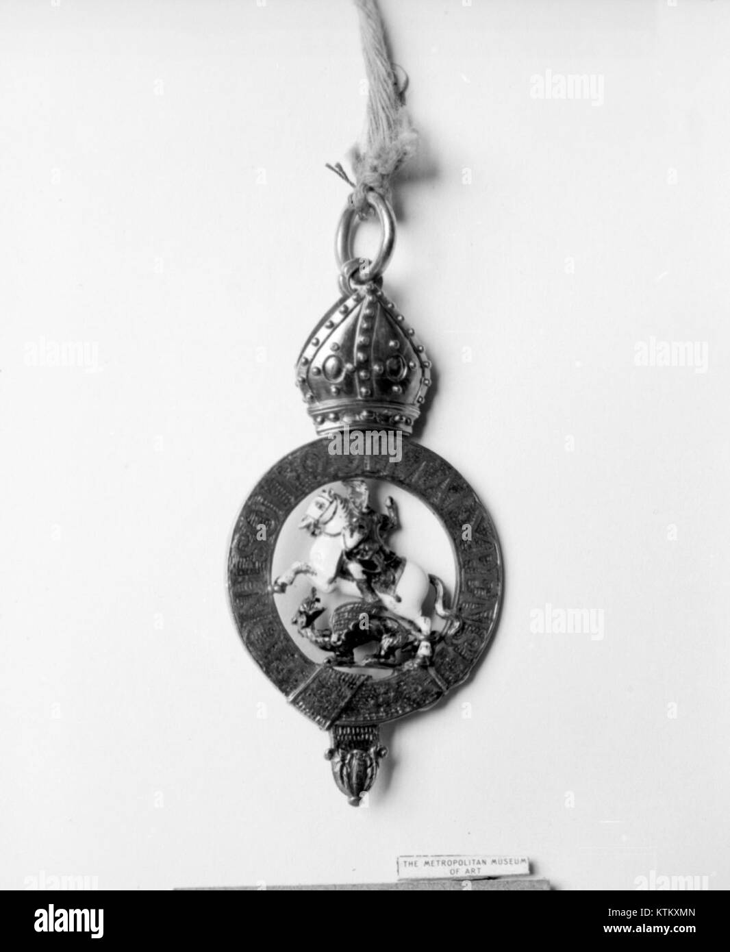 Das Abzeichen des Ordens des Garters ist eine prestigeträchtige britische Auszeichnung, die Einzelpersonen für außergewöhnlichen Service verliehen wird. Das Stück ist Teil der MET-Kollektion und repräsentiert britische Tradition. Stockfoto