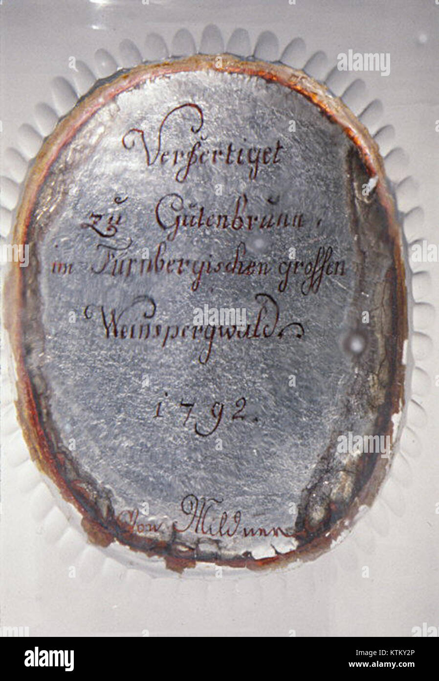 Ein Glasbecher aus der Sammlung des Metropolitan Museum of Art, gekennzeichnet durch die Referenznummer, ERFÜLLT ES941. Becher sind gängige Laborgläser, die zum Mischen, Erhitzen und Messen von Flüssigkeiten verwendet werden. Sie verfügen in der Regel über einen breiten Mund, einen Ausguss für einfaches Ausgießen und graduierte Markierungen für die Volumenmessung. Stockfoto Ein Glasbecher aus der Sammlung des Metropolitan Museum of Art, gekennzeichnet durch die Referenznummer, ERFÜLLT ES941. Becher sind gängige Laborgläser, die zum Mischen, Erhitzen und Messen von Flüssigkeiten verwendet werden. Sie verfügen in der Regel über einen breiten Mund, einen Ausguss für einfaches Ausgießen und graduierte Markierungen für die Volumenmessung. Stockfoto