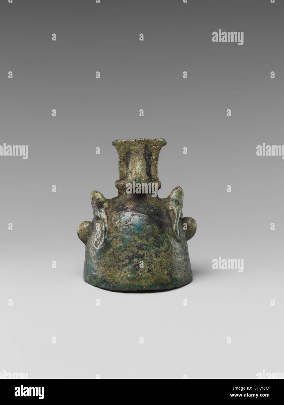 Diese Glocke in Form des ägyptischen Gottes Bes ist ein einzigartiges Artefakt aus der Antike und repräsentiert die Mischung religiöser und künstlerischer Praktiken der Epoche. Stockfoto