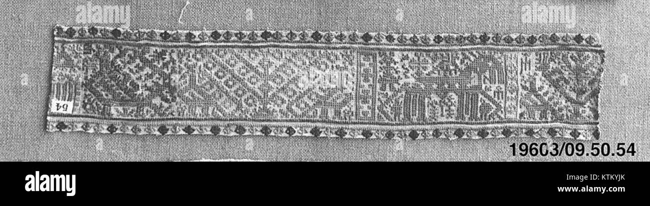 Dieses Bild zeigt eine Musikband aus dem Jahr 1960, die das kulturelle Wesen der Zeit einfängt, wahrscheinlich ein populäres Genre aus dieser Zeit. Das Foto zeigt die Musiker in der Aufführung. Stockfoto