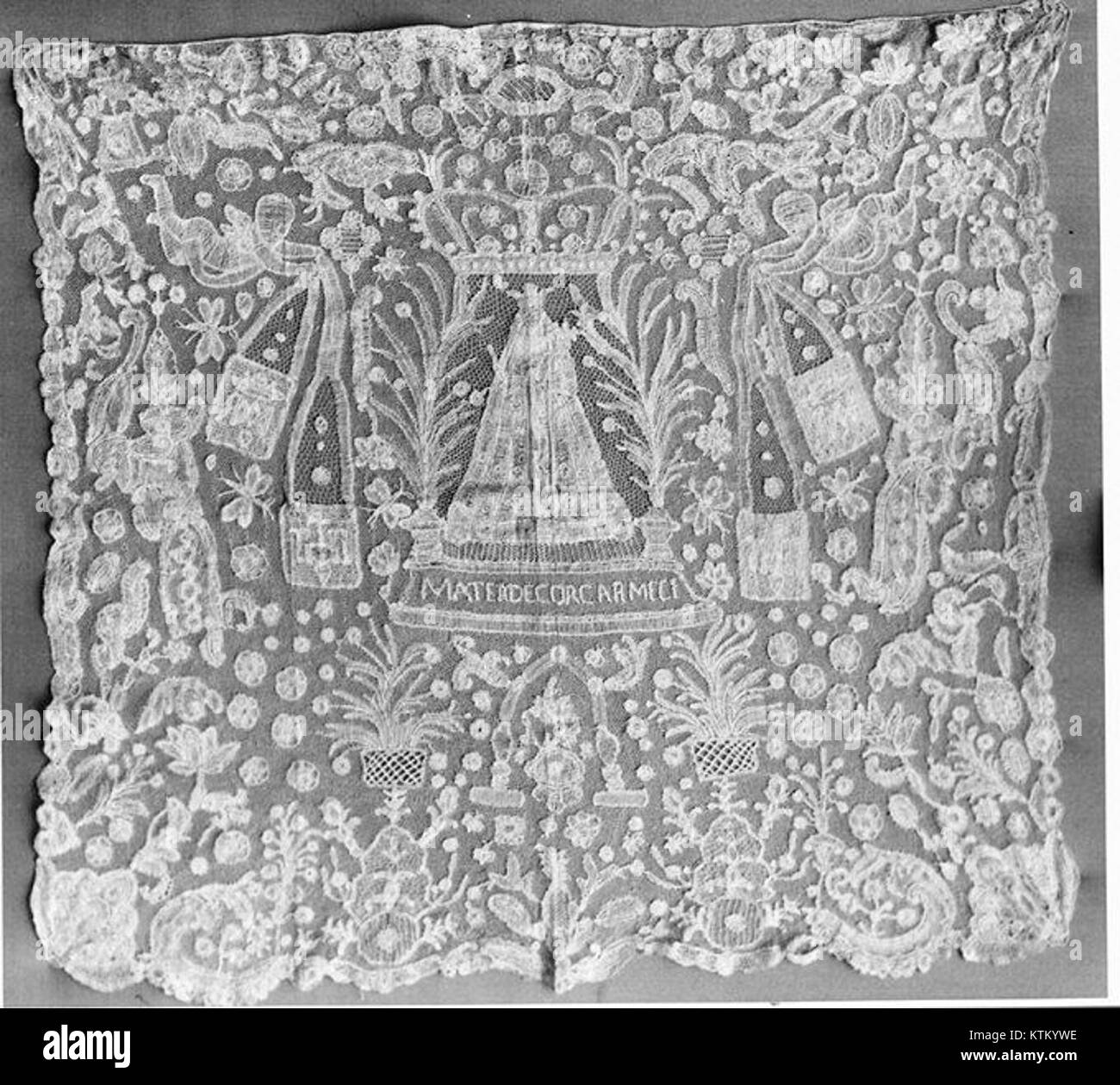 Der Benediktionsschleier, der zwischen 1745 und 1760 in Brüssel hergestellt wurde, ist ein Stück Spulenspitze von 82,6 x 66,0 cm. Er zeigt eine zentrale Darstellung des Fluges der Heiligen Familie nach Ägypten, wie sie im Matthäusevangelium erwähnt wird, und ist Teil der Sammlung des Metropolitan Museum of Art. Stockfoto