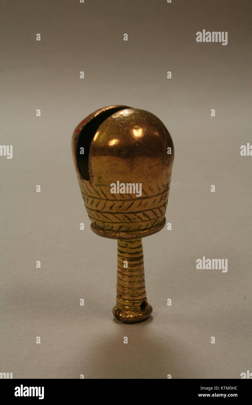 Diese Glocke, katalogisiert als MET 1979.206.1043, ist Teil der Sammlung des Metropolitan Museum of Artâ. Es ist ein bedeutendes Beispiel für antike Handwerkskunst und zeigt kompliziertes Design und historische Bedeutung. Stockfoto