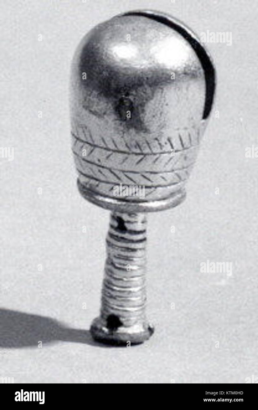 Diese Glocke, katalogisiert unter der MET-Nummer vs1979 206 10434, ist Teil der Sammlung des Metropolitan Museum of Art. Glocken wie diese wurden oft in alten und historischen Umgebungen für verschiedene zeremonielle und funktionelle Zwecke verwendet. Stockfoto