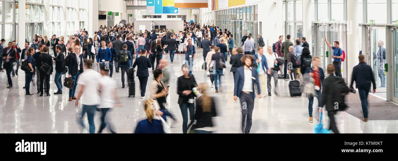 Masse des unscharfen Geschäft Leute an einem Expo Stockfoto