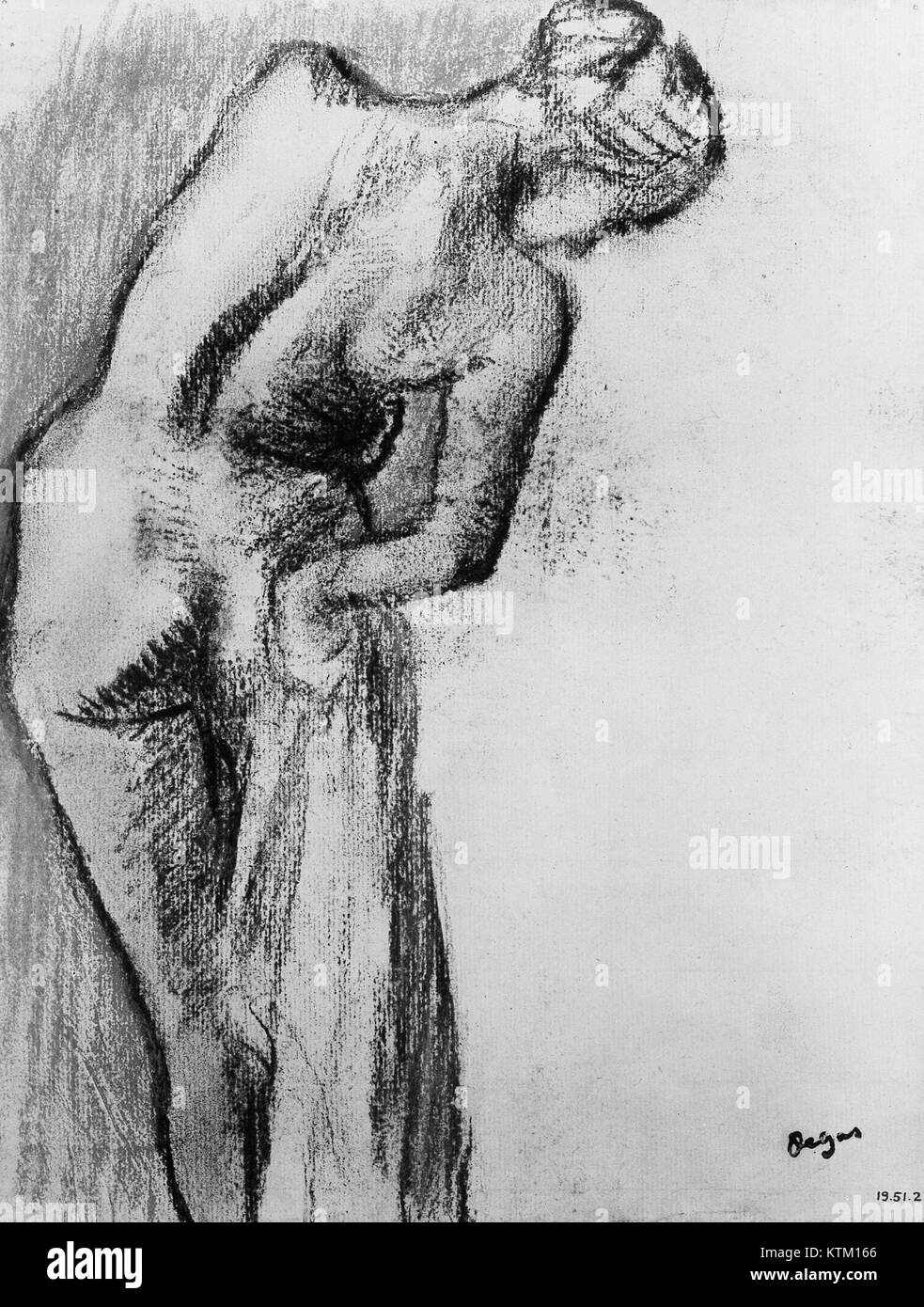 Das Kunstwerk mit dem Titel „Bather Drying Selwn“ ist ein Schwarzweiß-Foto aus der Sammlung des Metropolitan Museum of Art. Es zeigt eine Frau, die sich nach einem Bad trocknet und einen Moment des intimen Alltags auf einfache, aber eindrucksvolle Weise festnimmt. Stockfoto