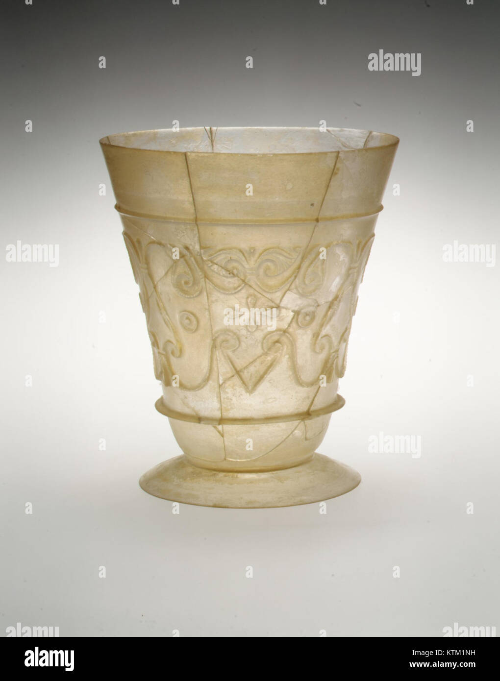 Dieser mit Reliefschnitten verzierte Becher ist ein Artefakt, das sich im Metropolitan Museum of Art befindet Es repräsentiert antike Handwerkskunst und ist Teil der umfangreichen Sammlung historischer Artefakte des Museums. Stockfoto