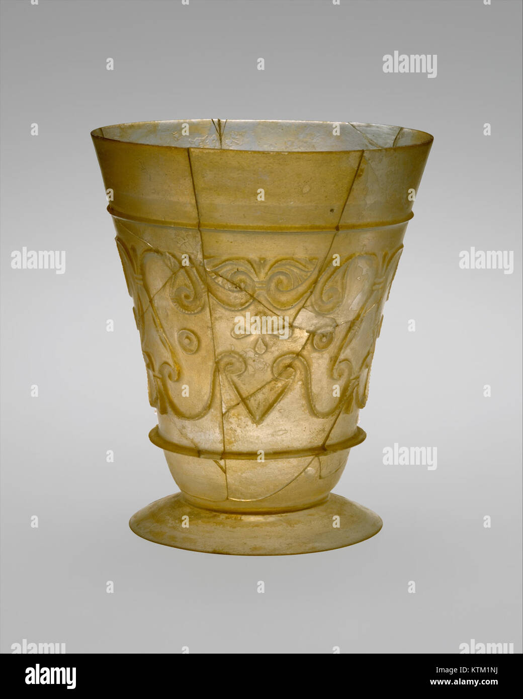 Dieser Becher mit Reliefschliff ist ein Beispiel für komplizierte Handwerkskunst in der antiken Keramik. Sein detailliertes Design unterstreicht die künstlerischen Techniken der damaligen Zeit und ist Teil der Sammlung des Metropolitan Museum of Art Stockfoto