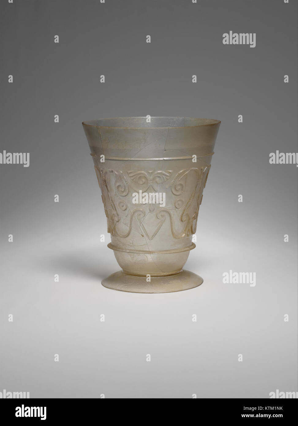 Dieser Becher mit Reliefschliff-Dekoration, der in der Sammlung des Metropolitan Museum of Art gehalten wird, zeigt ein detailliertes und strukturiertes Design, das die Kunstfertigkeit der antiken oder historischen Handwerkskunst unterstreicht. Die Reliefdekoration ist ein Hinweis auf die ästhetischen Vorlieben der Zeit. Stockfoto