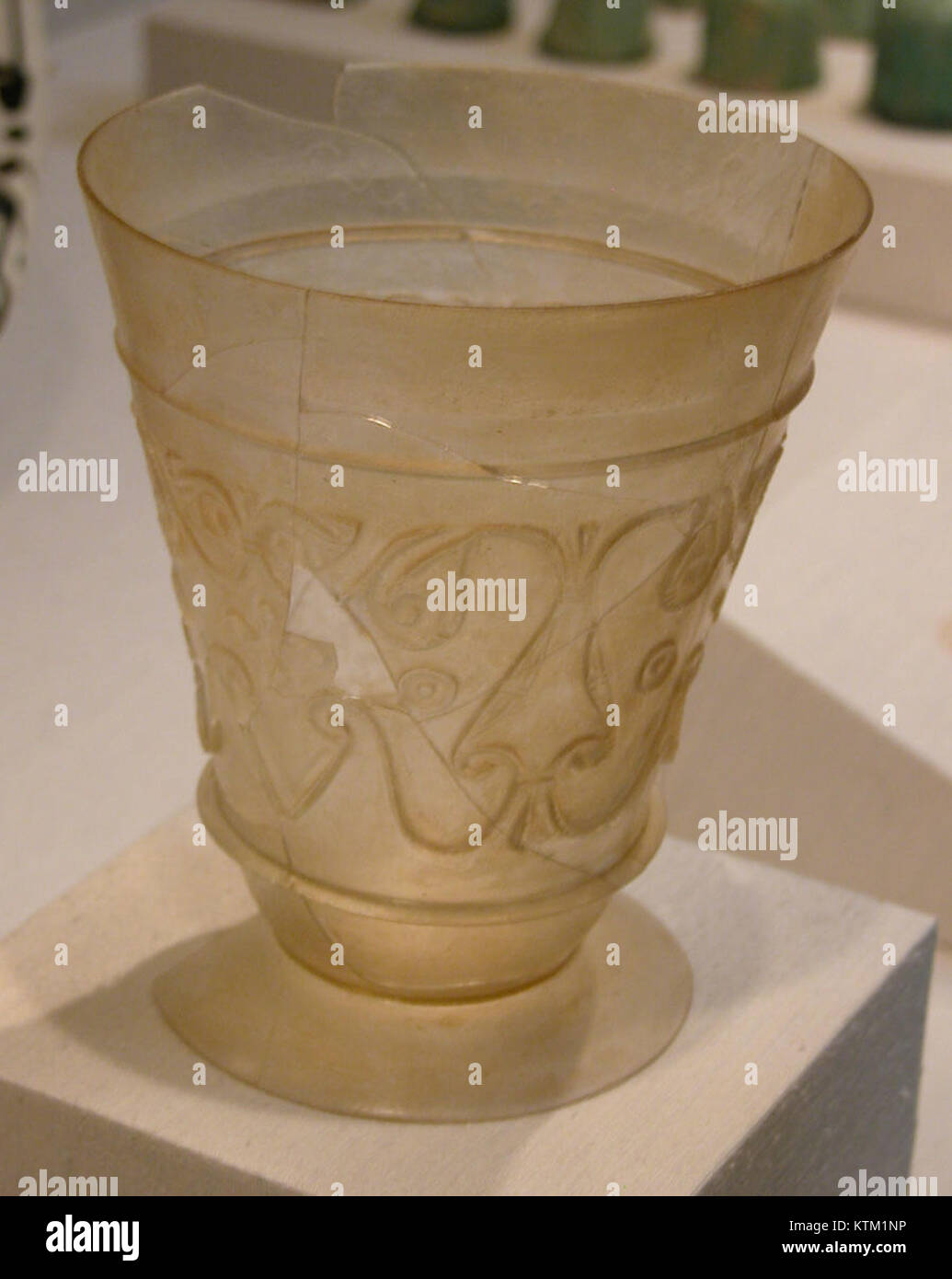 Dieser Becher, der im Metropolitan Museum of Art untergebracht ist, ist ein Beispiel für komplizierte Handwerkskunst aus der Antike. Der Reliefschnitt unterstreicht die künstlerische und kulturelle Bedeutung dieser Zeit. Stockfoto
