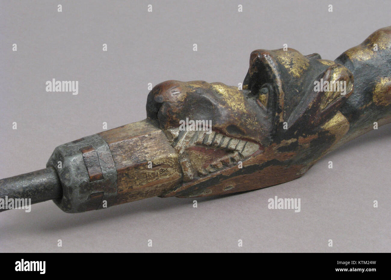 „Balgs with the Flight into Egypt“ ist ein Kunstwerk aus dem Metropolitan Museum of Art, das die biblische Reise von Maria, Joseph und Jesus auf der Flucht nach Ägypten darstellt, um der Verfolgung König Herodes zu entkommen. Stockfoto