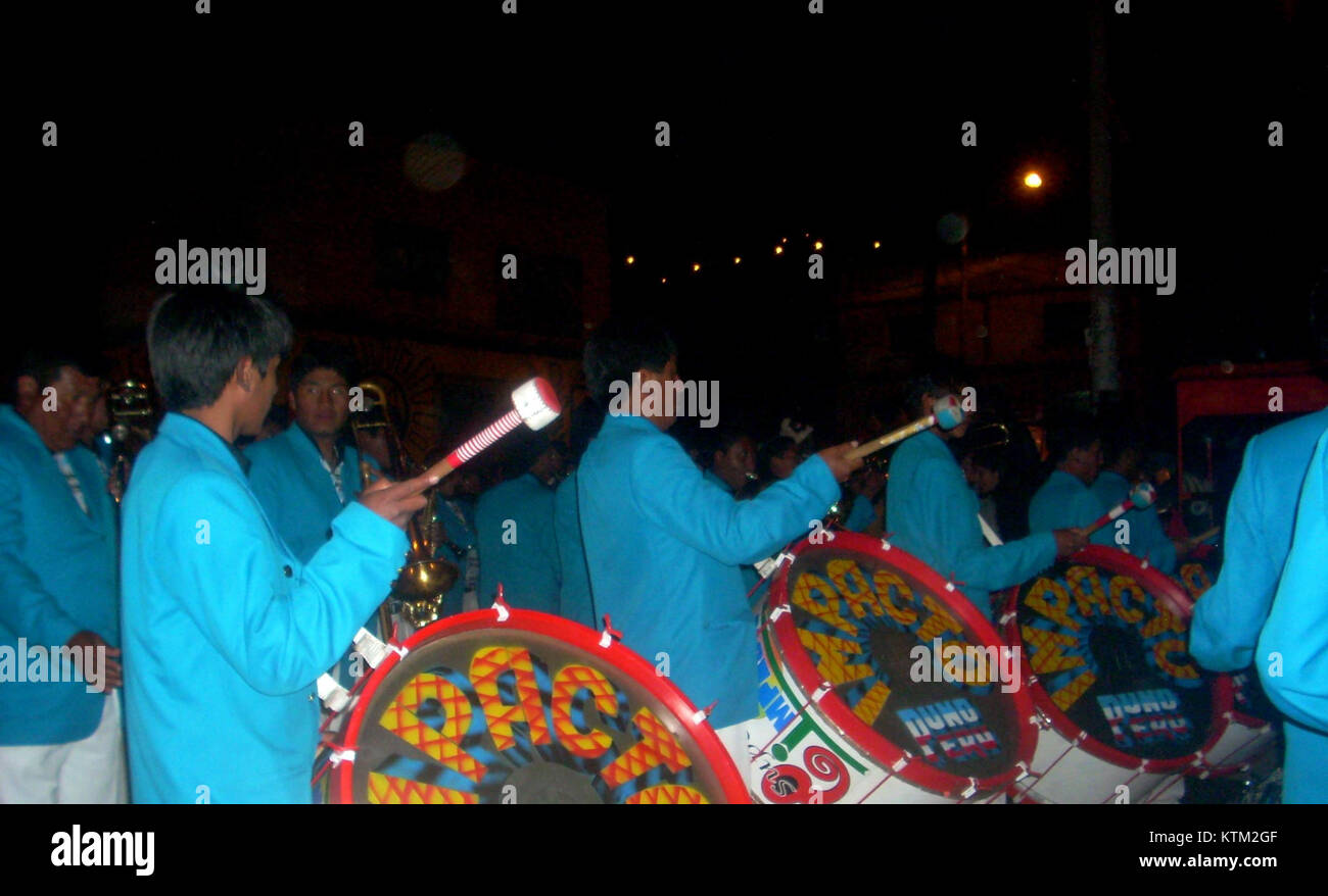 Banda de Musicos Super Impacto aus Puno, Peru, ist eine Musikgruppe, die für ihre lebhaften Aufführungen traditioneller peruanischer Musik bekannt ist. Der Stil der Band spiegelt das kulturelle Erbe der Region wider, wobei der Schwerpunkt auf einheimischen Instrumenten und Rhythmen liegt. Stockfoto