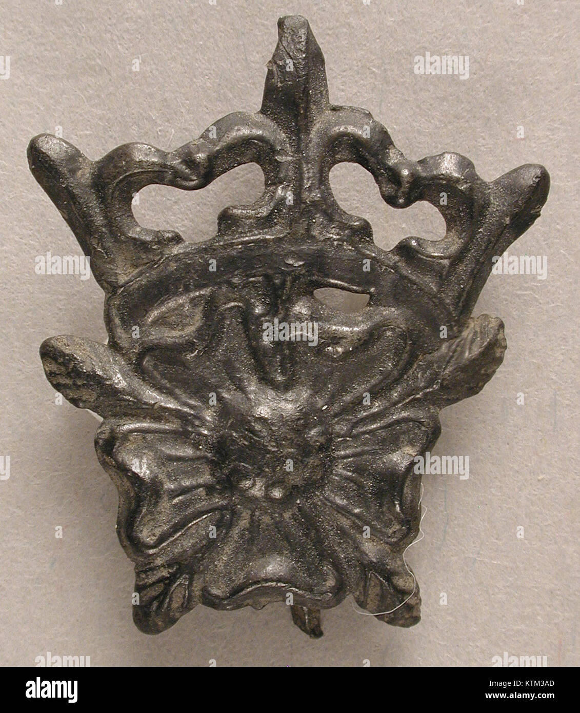 Ein Tudor Rose Emblem aus der MET-Kollektion mit komplizierten Designdetails, die die historische und symbolische Bedeutung der Rose in der britischen Heraldik widerspiegeln. Stockfoto